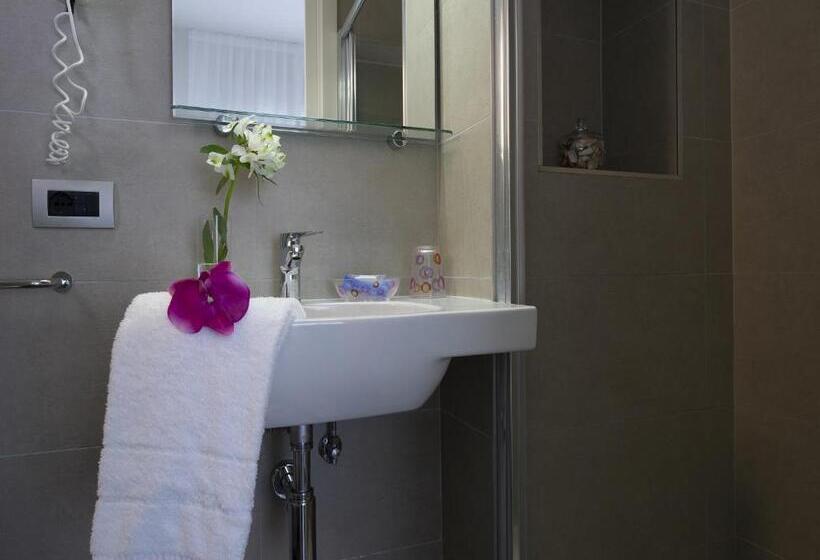 バルコニー付きシングルスタンダードルーム, Pillon