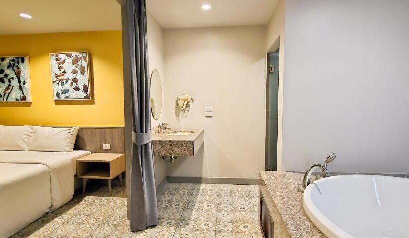 스탠다드 자쿠지 룸, Recenta Suite Phuket Suanluang