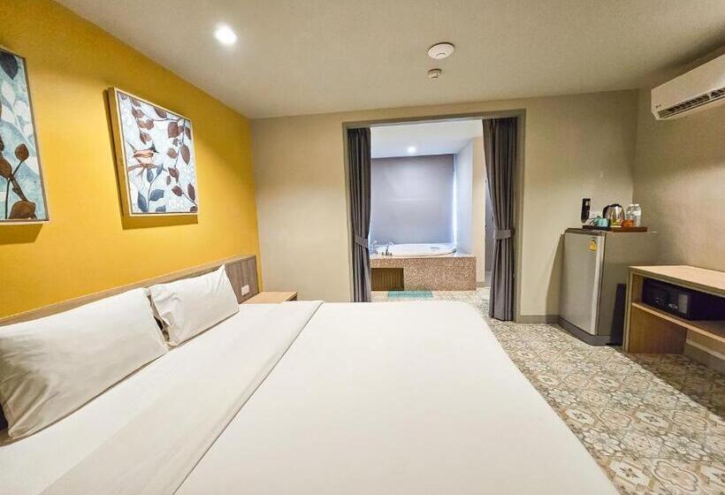 스탠다드 자쿠지 룸, Recenta Suite Phuket Suanluang