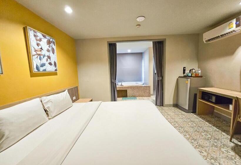 스탠다드 자쿠지 룸, Recenta Suite Phuket Suanluang