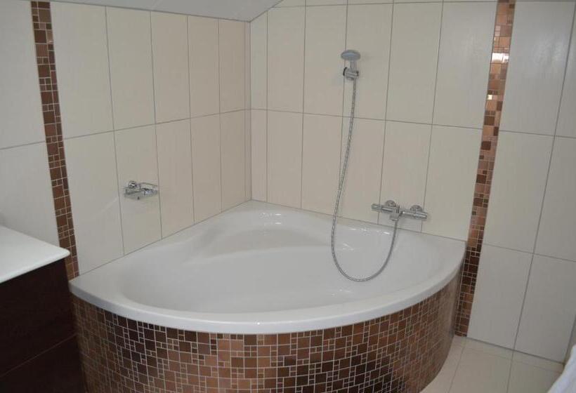 デラックストリプルルーム, La Petite Ecole