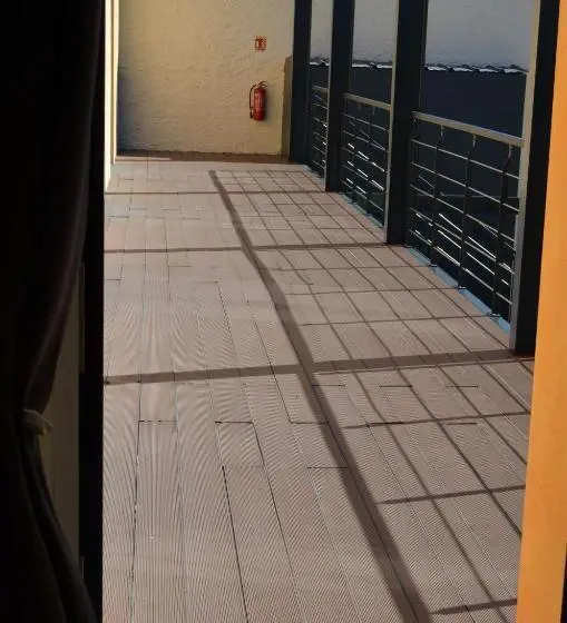 デラックススタジオ, La Petite Ecole