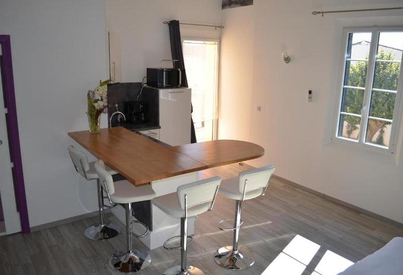 Deluxe Studio, La Petite Ecole