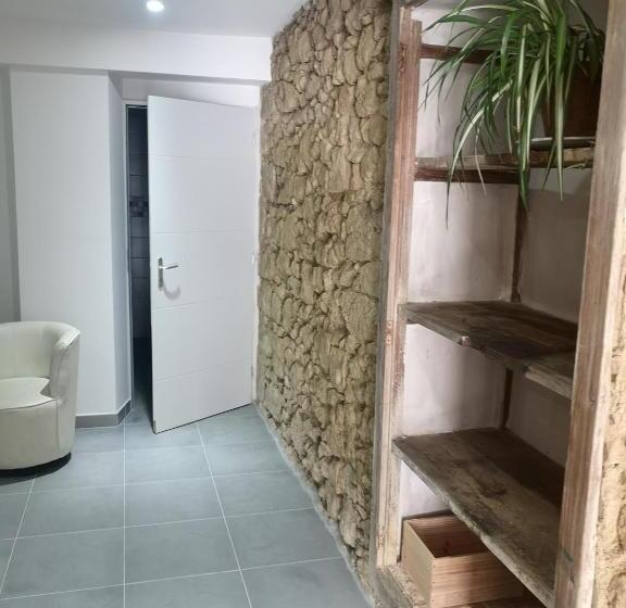 １階の１ベッドルームアパートメント, La Petite Ecole