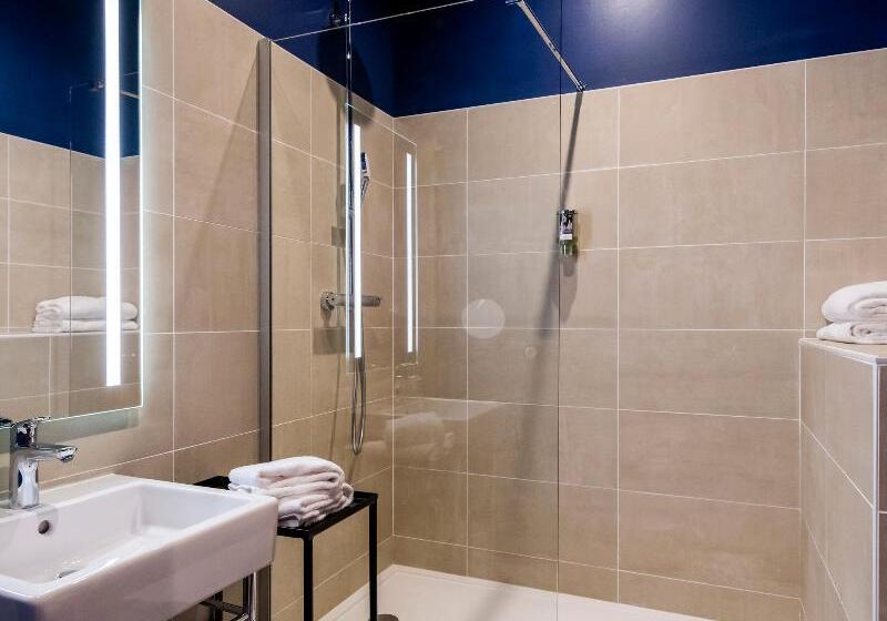 חדר משפחתי, Hébé