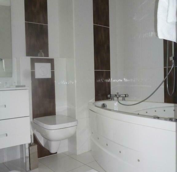 غرفة قياسية مزوَّدة بجاكوزي, Auberge Bretonne