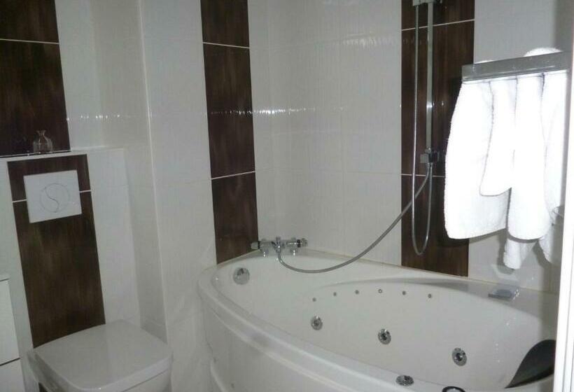 غرفة قياسية مزوَّدة بجاكوزي, Auberge Bretonne