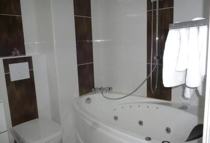 اتاق استاندارد با وان آب گرم, Auberge Bretonne