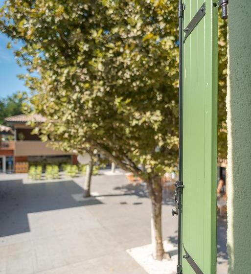 חדר סטנדרט לארבעה, L'hôtel Du Méditerranée