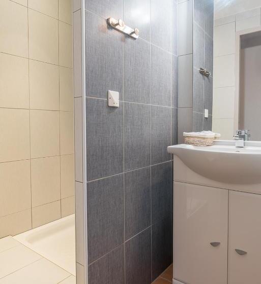 חדר סטנדרט לארבעה, L'hôtel Du Méditerranée