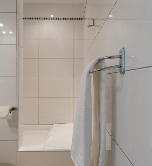 חדר סטנדרט לארבעה, L'hôtel Du Méditerranée