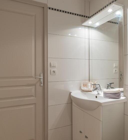 חדר סטנדרט לארבעה, L'hôtel Du Méditerranée