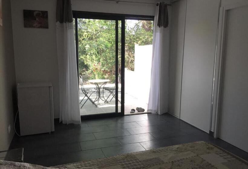 غرفة ديلوكس مزودة بتراس, Chambres D Hôtes Le Mas Du Bijou Bleu