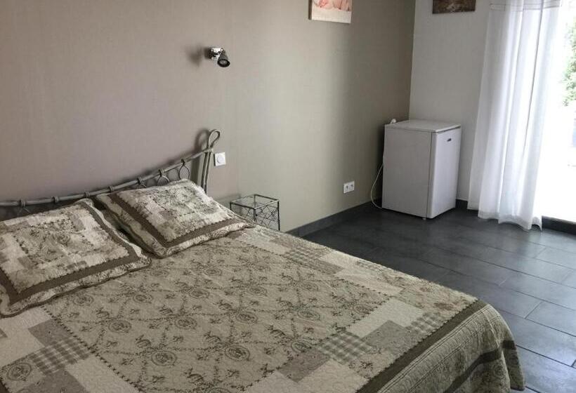 غرفة ديلوكس مزودة بتراس, Chambres D Hôtes Le Mas Du Bijou Bleu