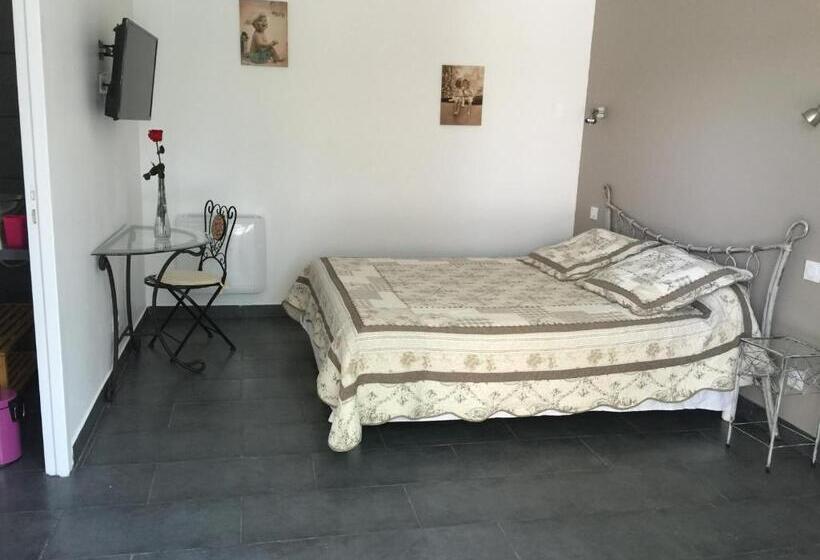 غرفة ديلوكس مزودة بتراس, Chambres D Hôtes Le Mas Du Bijou Bleu