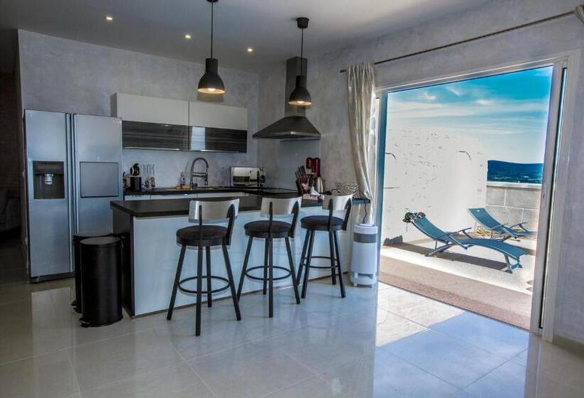 דירת חדר עם טרסה, Chateau De Valloubiere