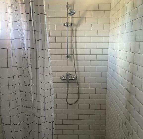 חדר משפחתי, Chez Marie