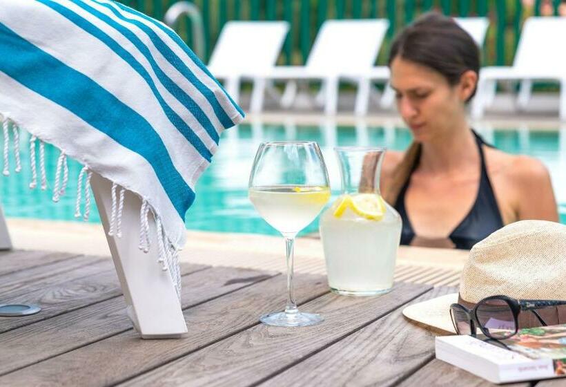 غرفة أساسية, La Pinède