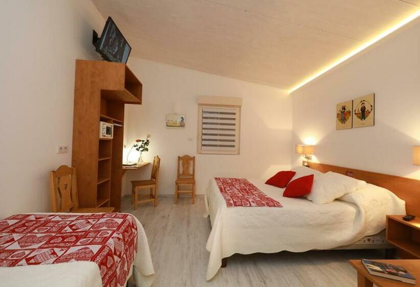 חדר סטנדרט לשלושה, Restaurant 3 Châteaux