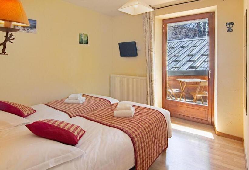 اتاق استاندارد چهار تخته, Chalet Hotel La Tarine