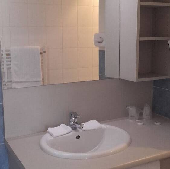 غرفة قياسية رباعية, Contact Hôtel   Motel Les Bleuets