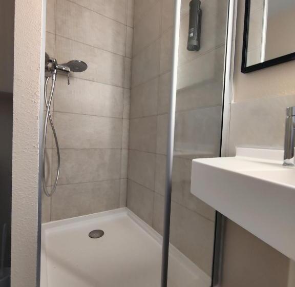 Четырехместный Номер Стандарт, B&b Hotel La Rochelle Centre Les Minimes