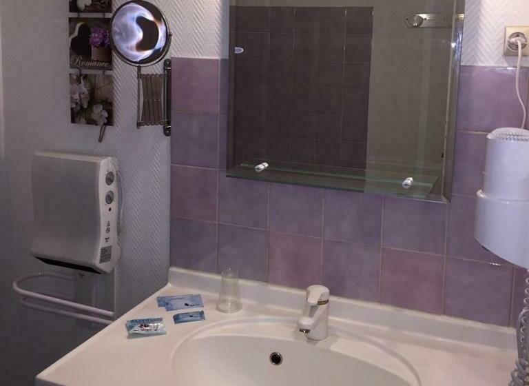 חדר סטנדרט לארבעה, Ariane