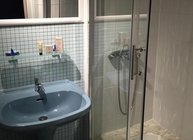 חדר סטנדרט לשלושה, Ariane