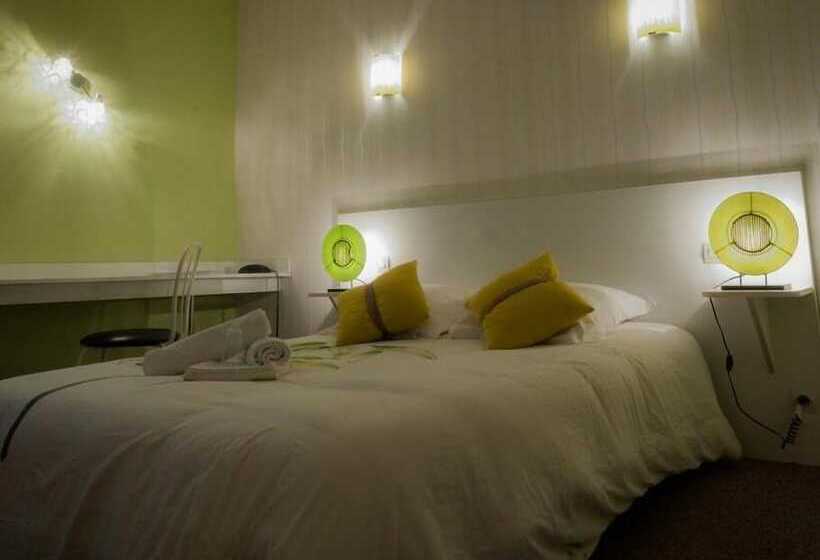 חדר סטנדרט לשלושה, Ariane