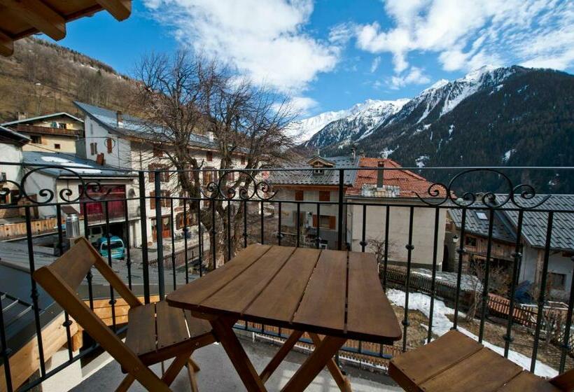 اتاق استاندارد سه نفره, Chalet Hotel La Tarine