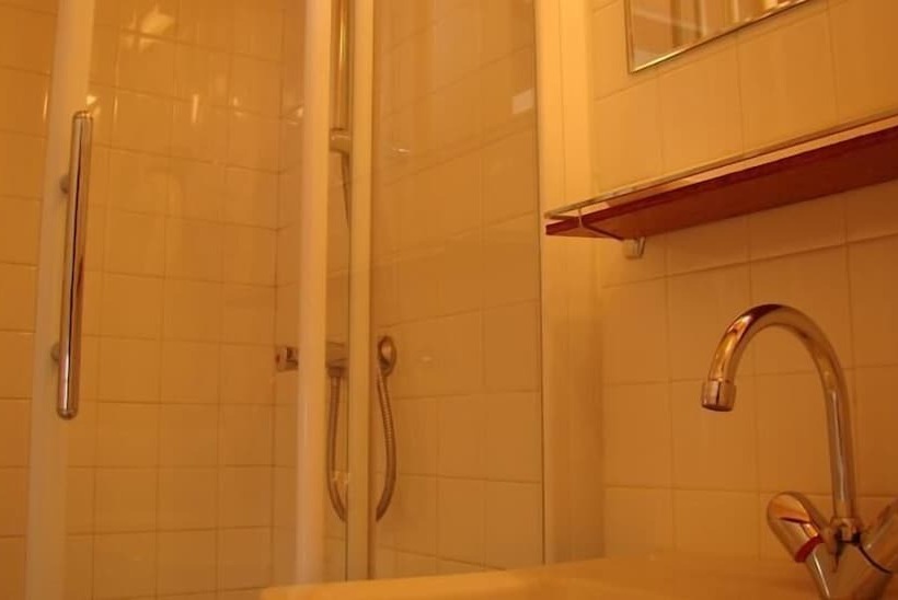 חדר סטנדרט, Du Tertre