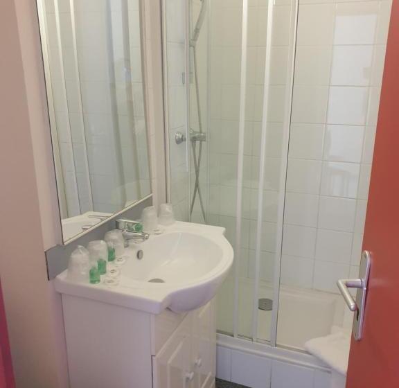 חדר משפחתי, Hôtel Hermance