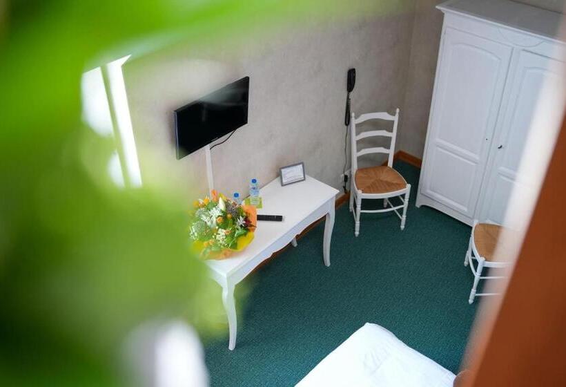 غرفة قياسية ثلاثية, Hôtel Picardia