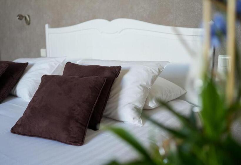 غرفة قياسية ثلاثية, Hôtel Picardia