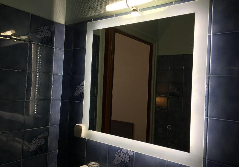 غرفة قياسية, Hôtel De L Avenue