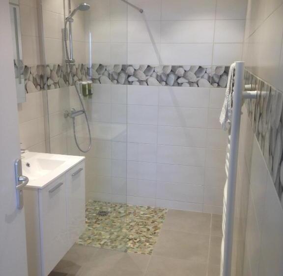 一楼标准间, Les Fregates