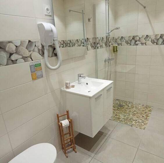 一楼标准间, Les Fregates