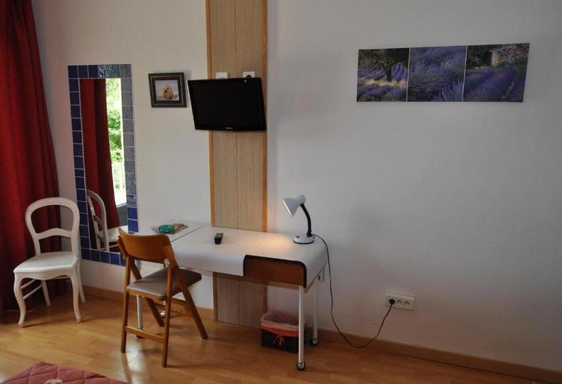 חדר סטנדרט לשלושה, Les Mimosas