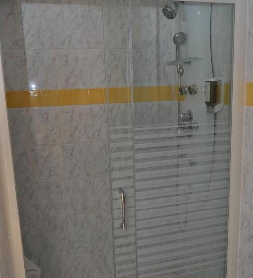 חדר סטנדרט לשלושה, Les Mimosas