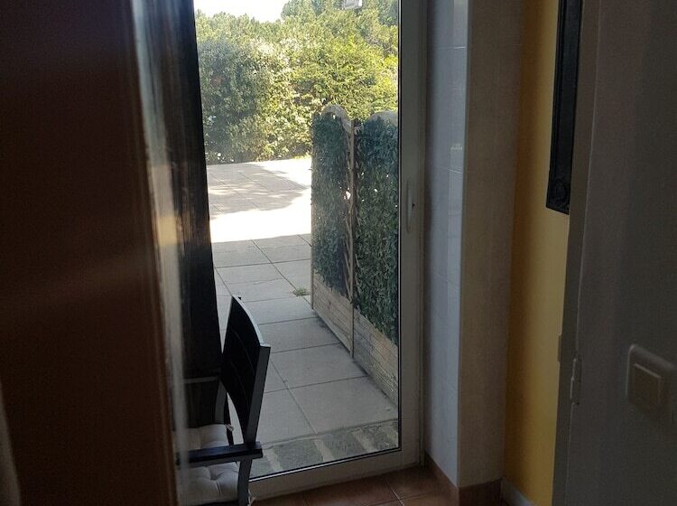 带露台的标准工作室, Villa Maya