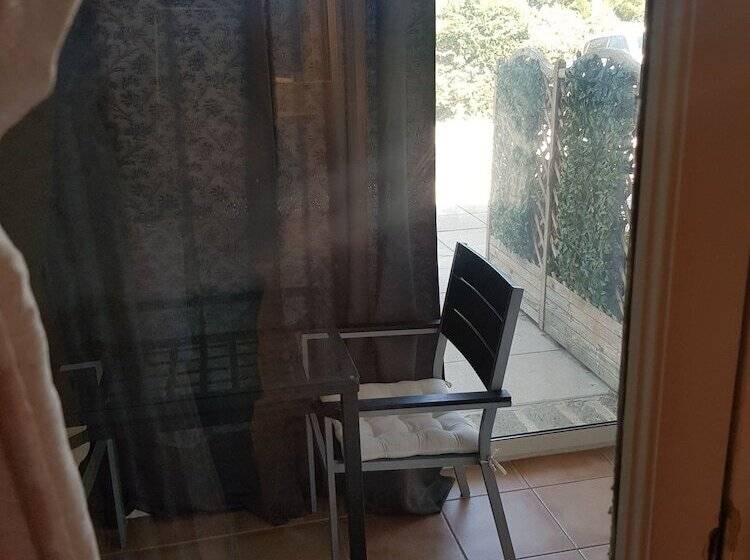 带露台的标准工作室, Villa Maya