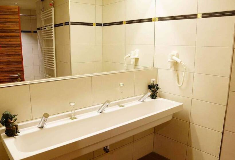 Номер Стандарт Совместная Ванная, Bavaria City Hostel   Design Hostel