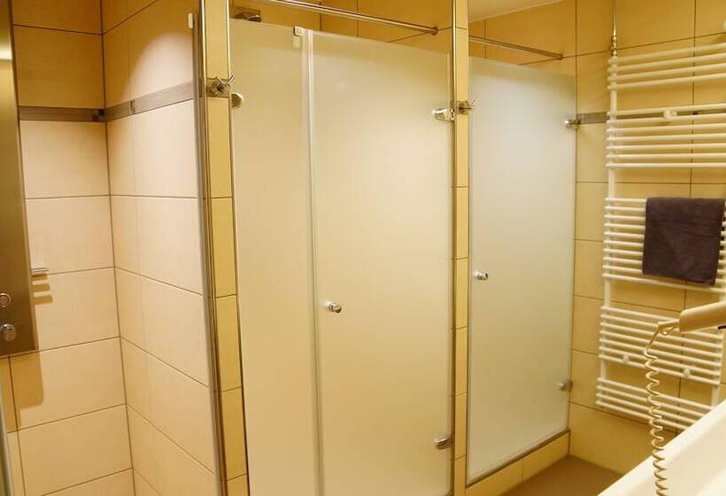 اتاق استاندارد با سرویس بهداشتی مشترک, Bavaria City Hostel   Design Hostel