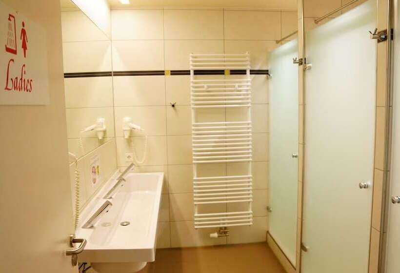 اتاق استاندارد با سرویس بهداشتی مشترک, Bavaria City Hostel   Design Hostel