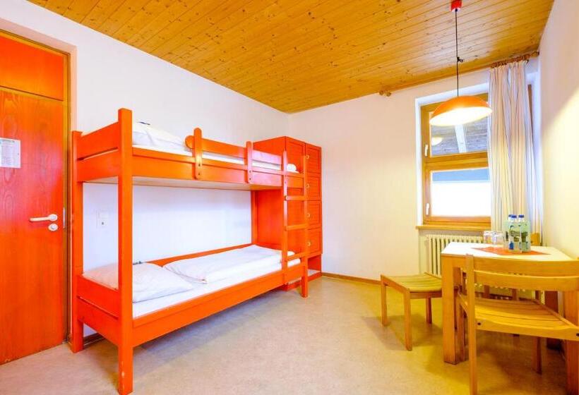 חדר סטנדרטי לארבעה עם חדר אמבטיה משותף, Djh Jugendherberge Pottenstein