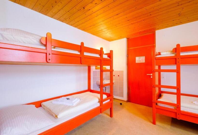 חדר סטנדרטי לארבעה עם חדר אמבטיה משותף, Djh Jugendherberge Pottenstein
