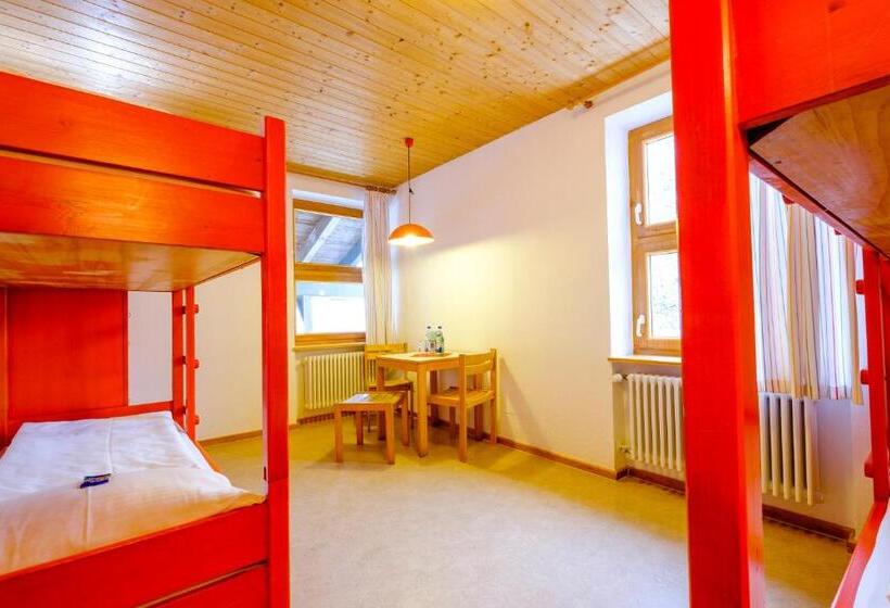 חדר סטנדרטי לארבעה עם חדר אמבטיה משותף, Djh Jugendherberge Pottenstein