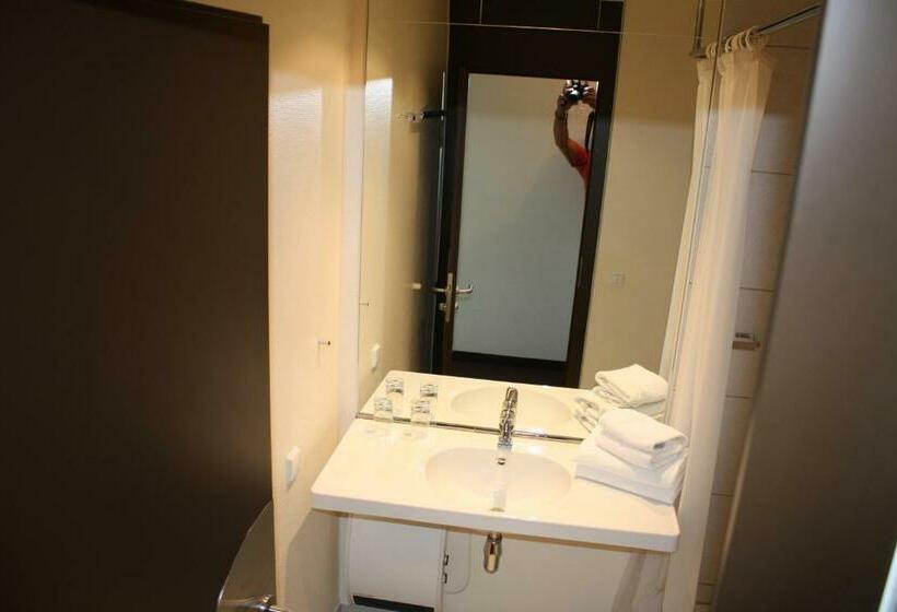 Quarto Estandar Individual, Ak 1