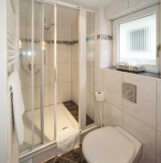 חדר סטנדרט יחיד, Engel