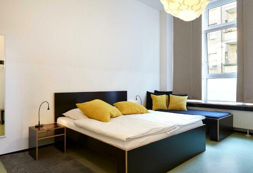 اتاق استاندارد سه نفره, Hüttenpalast